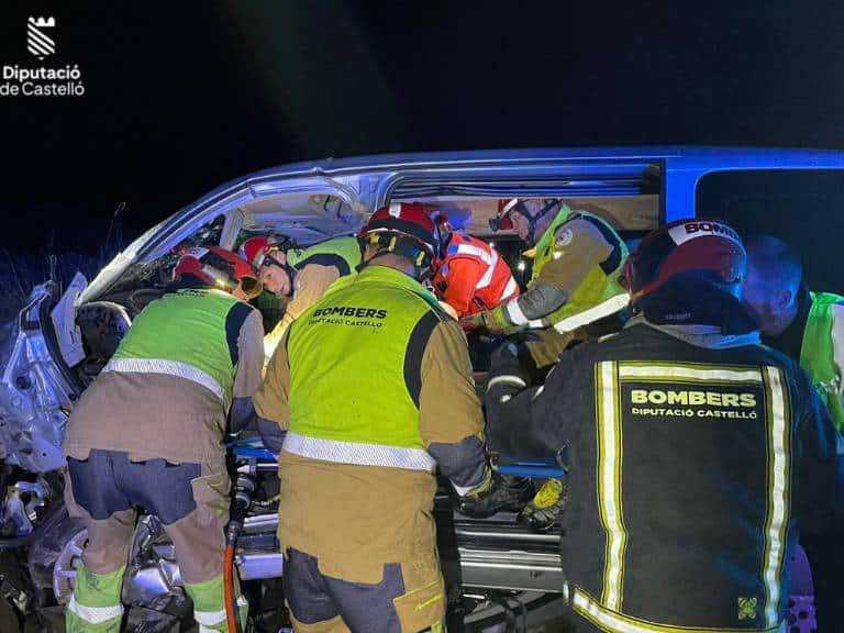 El accidente ha implicado a dos vehículos y ha causado varios heridos.