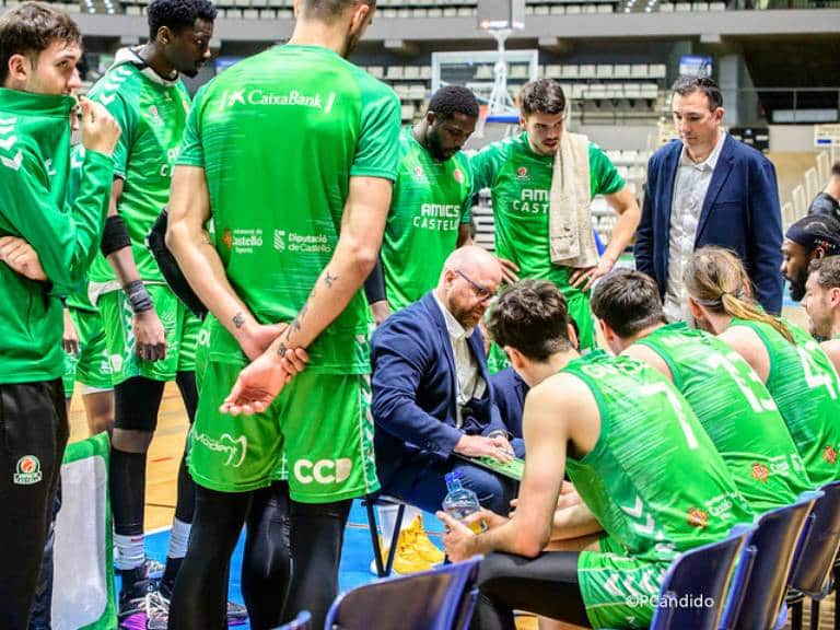 Los primeros minutos del partido fueron poco vistosos, ya que ambos equipos mostraron una defensa sólida y sin apenas concesiones.