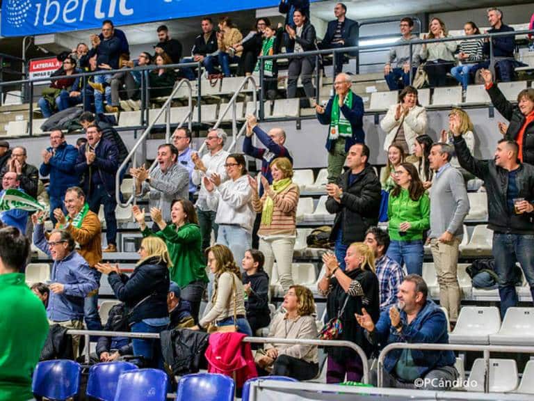 Los primeros minutos del partido fueron poco vistosos, ya que ambos equipos mostraron una defensa sólida y sin apenas concesiones.