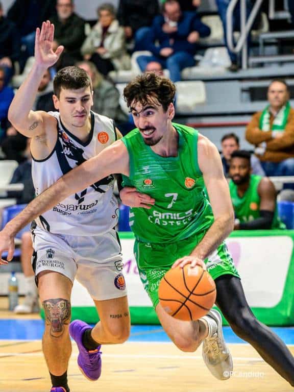 Los primeros minutos del partido fueron poco vistosos, ya que ambos equipos mostraron una defensa sólida y sin apenas concesiones.