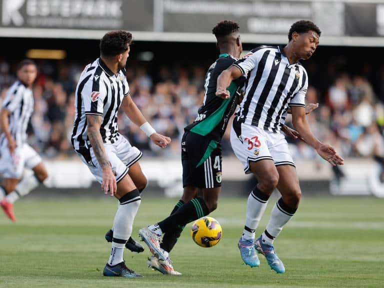 El equipo albinegro se impuso con autoridad gracias a un doblete de Calatrava, sumando tres puntos fundamentales en su lucha por los objetivos (2-1)