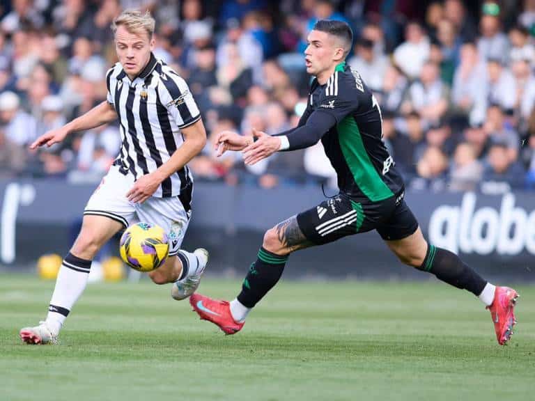 El equipo albinegro se impuso con autoridad gracias a un doblete de Calatrava, sumando tres puntos fundamentales en su lucha por los objetivos (2-1)