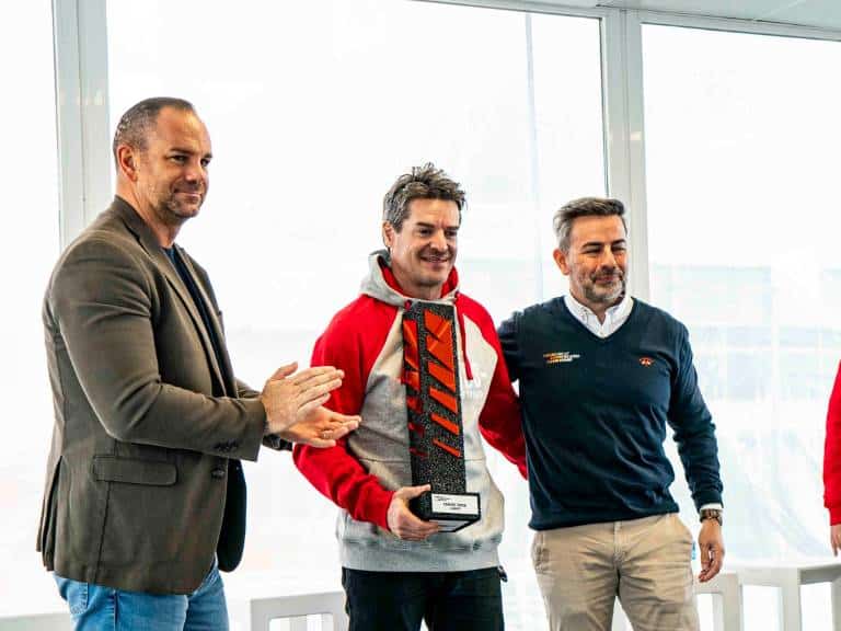Checa dio una vuelta de honor al trazado valenciano a bordo de la Ducati con la que conquistó el título en 2011, acompañado por una flota de motos clásicas.