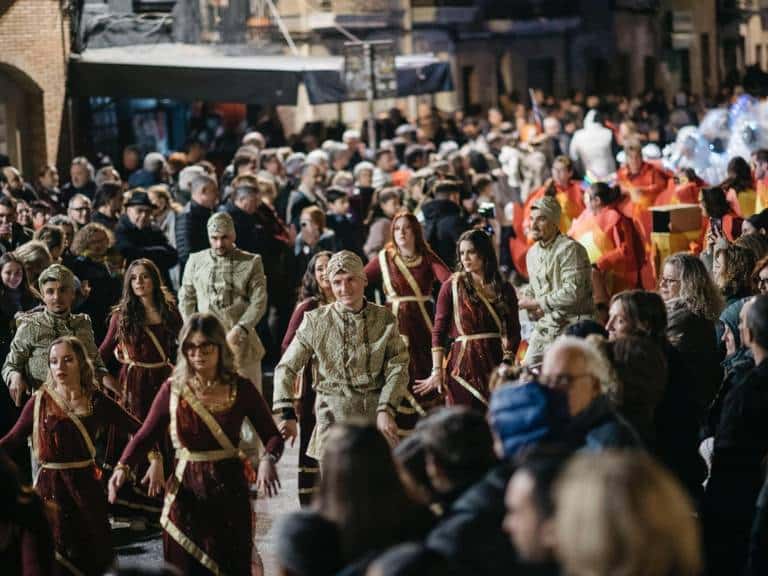 La alcaldesa de Castellón, Begoña Carrasco, junto a la Teniente Alcalde del Grao, Ester Giner, y una destacada representación de concejales del Ayuntamiento, ha acompañado a los graueros en el tradicional Gran Desfile de Carnaval, un evento que ha reunido a miles de espectadores en una de las ediciones más multitudinarias de los últimos años. Este desfile es uno de los actos más esperados dentro de una amplia programación de Carnaval que incluye más de 20 propuestas para todos los públicos, que se podrán disfrutar hasta el próximo domingo. La alcaldesa destacó el esfuerzo de la comisión de fiestas, que, en colaboración con la Tenencia de Alcaldía del Grao, ha logrado una edición con una participación sin precedentes en el desfile. Carrasco también resaltó que el Carnaval se ha consolidado como un motor turístico fundamental para la ciudad, afirmando: “El Carnaval es un revulsivo turístico que vamos a seguir potenciando, sabiendo lo beneficioso que es para nuestros comercios, nuestra hostelería y, en definitiva, para la economía local.” El viernes por la noche, más de 600 personas disfrutaron del tradicional ‘sopar de pa i porta’, y el sábado, El Grao volvió a vibrar con el colorido y alegre Gran Desfile de Carnaval, que cada año atrae a miles de personas. Este año, un total de 13 carrozas (cuatro más que en la edición anterior) desfilaron por las principales calles del distrito marítimo, acompañadas de peñas que participaron a pie, en grupo, por parejas o de forma individual. Los disfraces, de lo más variados y originales, hicieron las delicias del público, complementados por los animados grupos de charangas y la Batucada dels Dimonis de la Plana, que pusieron ritmo al pasacalles. Este desfile también contó con el componente competitivo del concurso de disfraces, que premia las propuestas más creativas y divertidas, y este año, como novedad, se incrementaron los premios a las carrozas más creativas, fomentando aún más la participación y la calidad de las propuestas. El recorrido del desfile, que abarcó las principales calles de El Grao, como Churruca, Canalejas, Gravina, Sebastián Elcano y San Pedro, finalizó en la Avenida del Puerto, dejando una estampa vibrante de color, música y alegría que refleja la vitalidad de esta tradición.