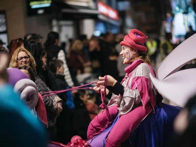 Un total de 13 carrozas, cuatro más que el año pasado, desfilan acompañadas de las peñas, que optan por participar a pie, en grupo, en parejas o de manera individual.