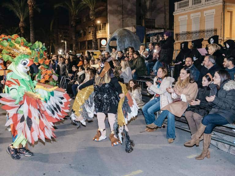 Un total de 13 carrozas, cuatro más que el año pasado, desfilan acompañadas de las peñas, que optan por participar a pie, en grupo, en parejas o de manera individual.