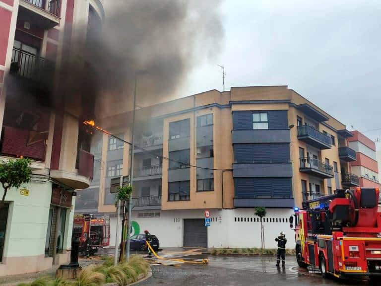Los efectivos se encontraron con una densa humareda que ponía en peligro a una mujer, quien tuvo que ser rescatada.