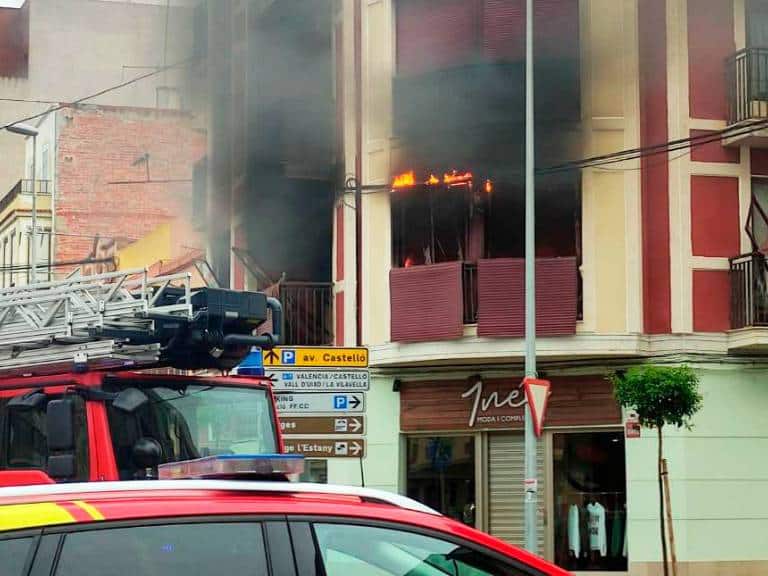 Los efectivos se encontraron con una densa humareda que ponía en peligro a una mujer, quien tuvo que ser rescatada.