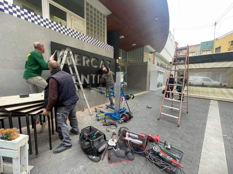 Entre las novedades, destacan dos conjuntos de taquillas refrigeradas en el exterior, que permiten la recogida de compras fuera del horario comercial.