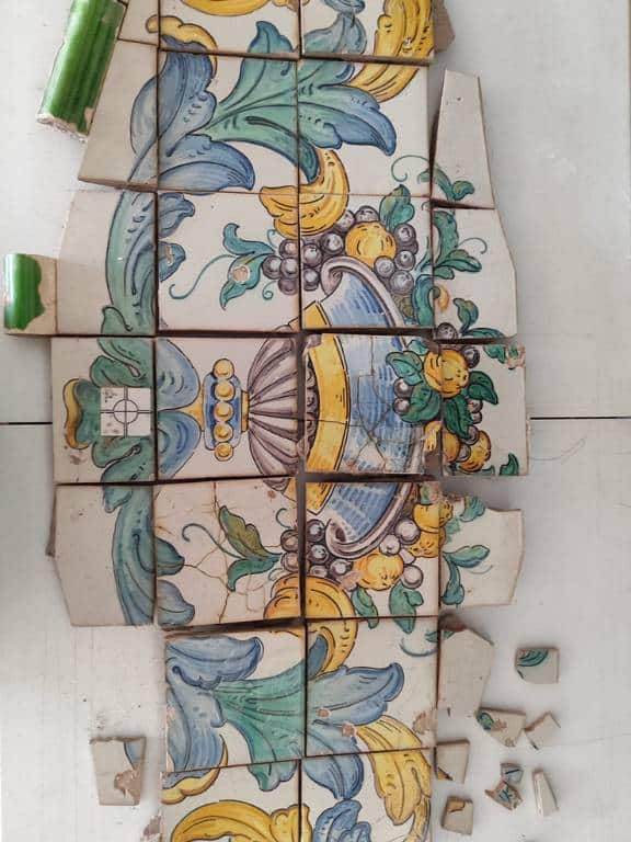 En las obras de restauración y repintado del mercasdo llevadas a cabo entre 2011 y 2013, los mosaicos fueron retirados, pero no llegaron a ser reinstalados en su ubicación original.