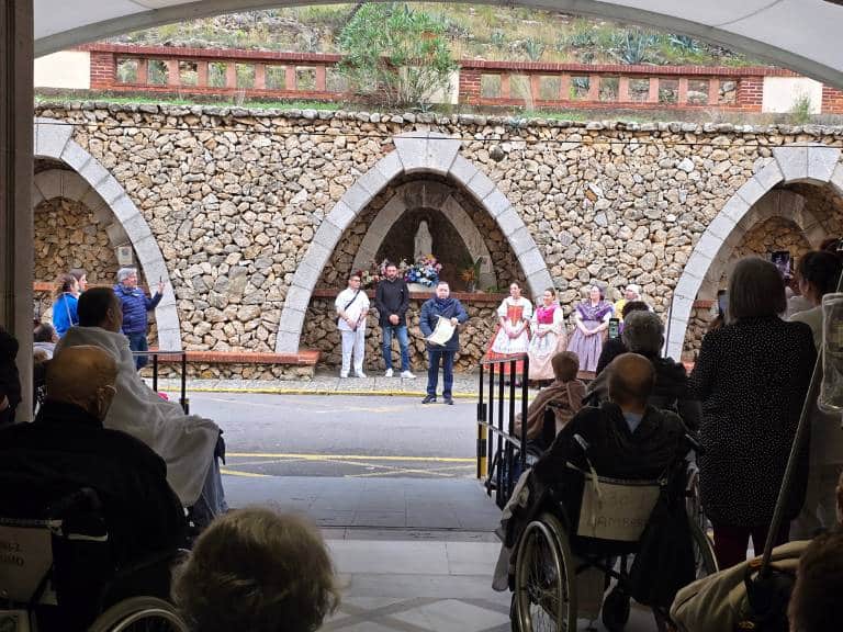 Gracias a la Comisión de Humanización del centro, los pacientes pudieron escuchar el ‘pregó’ y disfrutar de la música y los bailes del Grup de Danses la Nova Escola.