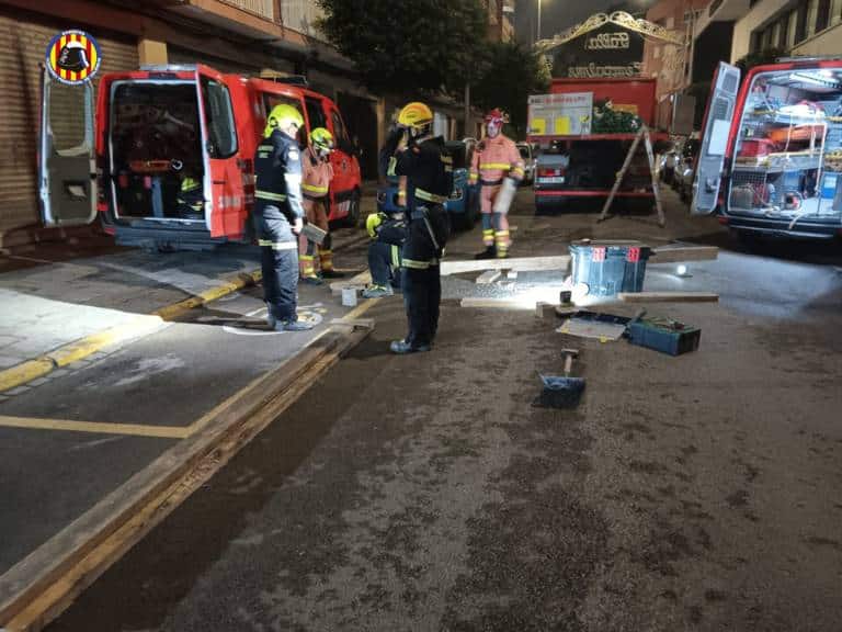 Los bomberos actuaron este viernes para reforzar de urgencia un bloque de dos escaleras con dieciséis viviendas, tras identificar daños estructurales en la planta baja.