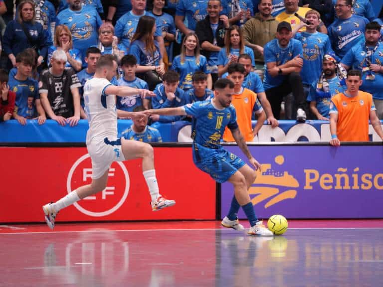 El Servigroup Peñíscola sigue marcando hitos en una temporada llena de récords y este sábado logró recuperar el liderato de la Primera División tras vencer 2-1 al Movistar Inter.