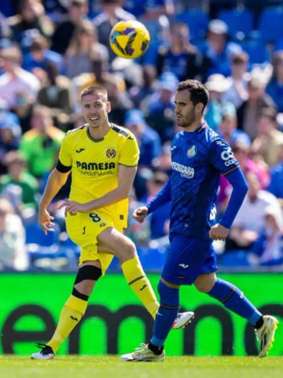 Los goles de Ayoze y Barry dieron la victoria al submarino amarillo en un partido con tres tantos anulados a los groguets (1-2).