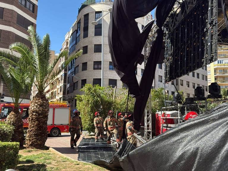 Las intensas rachas de viento que afectan a la provincia desde primeras horas de la jornada han requerido una rápida intervención por parte de los bomberos.