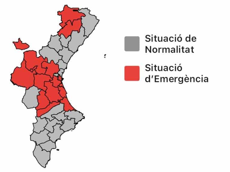 Debido a las condiciones adversas en la CV-105, varios vehículos han quedado atrapados y requieren la intervención de los bomberos del Consorcio de Castellón.