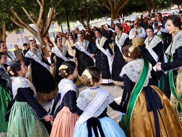 Más de 3.000 castellonenses rinden homenaje a la Mare de Déu del Lledó con más de 2.700 ramos de flores.