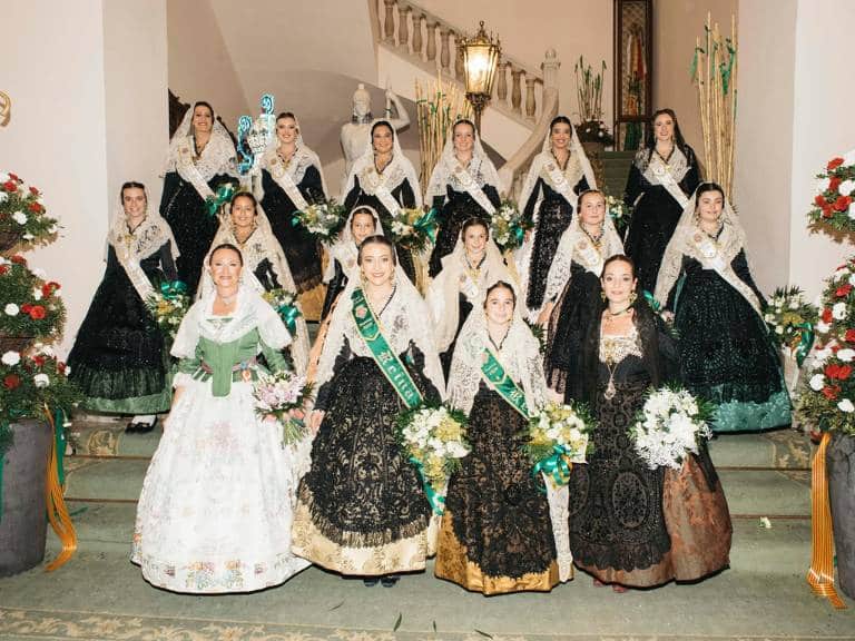 Más de 3.000 castellonenses rinden homenaje a la Mare de Déu del Lledó con más de 2.700 ramos de flores.
