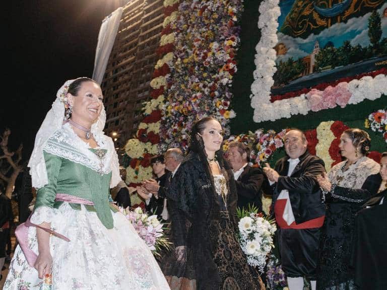 Más de 3.000 castellonenses rinden homenaje a la Mare de Déu del Lledó con más de 2.700 ramos de flores.