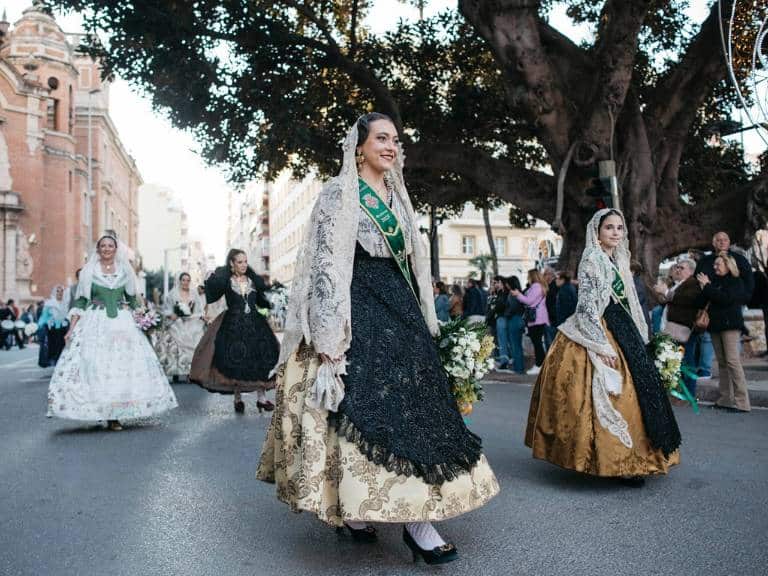 Más de 3.000 castellonenses rinden homenaje a la Mare de Déu del Lledó con más de 2.700 ramos de flores.
