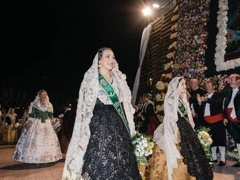 Más de 3.000 castellonenses rinden homenaje a la Mare de Déu del Lledó con más de 2.700 ramos de flores.