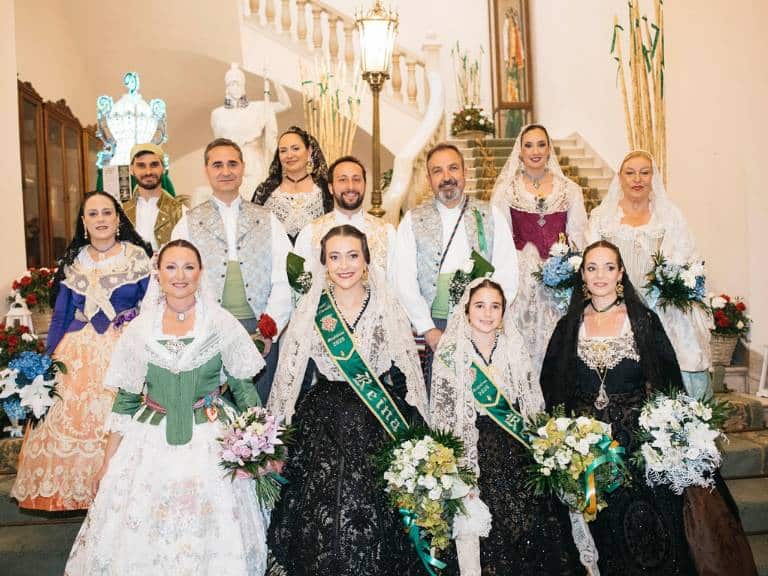 Más de 3.000 castellonenses rinden homenaje a la Mare de Déu del Lledó con más de 2.700 ramos de flores.