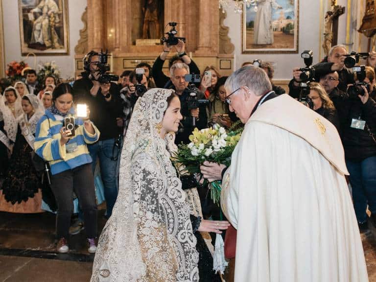 Más de 3.000 castellonenses rinden homenaje a la Mare de Déu del Lledó con más de 2.700 ramos de flores.