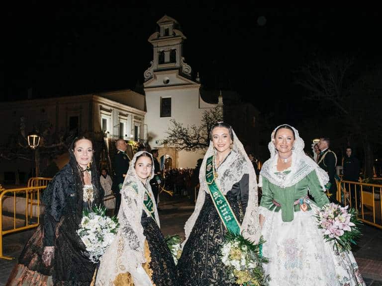 Más de 3.000 castellonenses rinden homenaje a la Mare de Déu del Lledó con más de 2.700 ramos de flores.