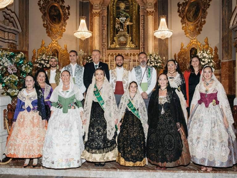 Más de 3.000 castellonenses rinden homenaje a la Mare de Déu del Lledó con más de 2.700 ramos de flores.