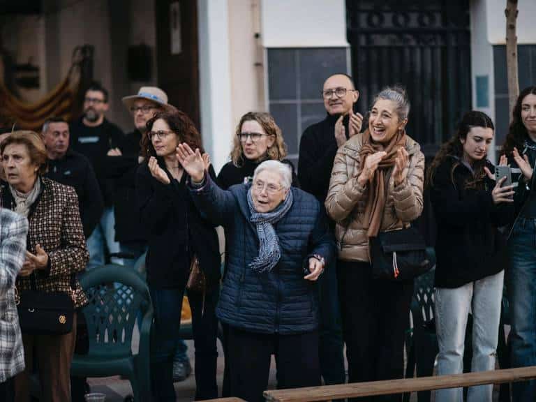 Más de 3.000 castellonenses rinden homenaje a la Mare de Déu del Lledó con más de 2.700 ramos de flores.