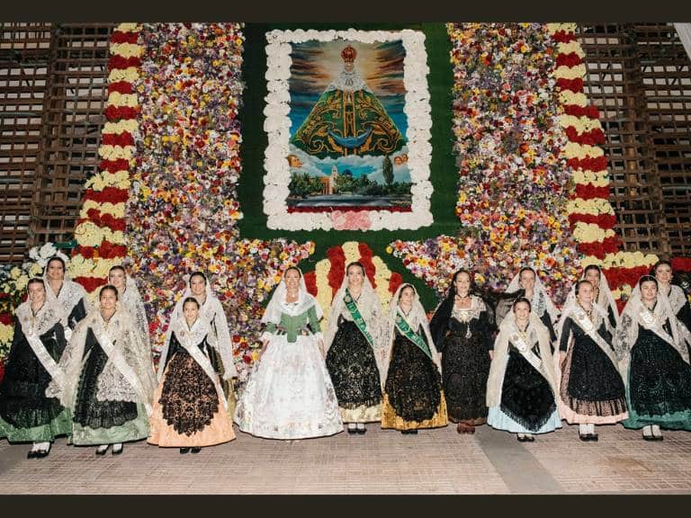 Más de 3.000 castellonenses rinden homenaje a la Mare de Déu del Lledó con más de 2.700 ramos de flores.