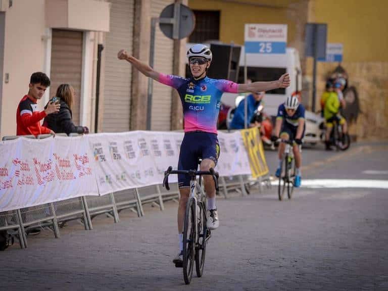 La jornada, disputada sobre un exigente recorrido de 94,6 km con 1.540 metros de desnivel acumulado, puso a prueba la resistencia y la estrategia de los ciclistas.