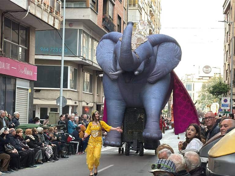 El desfile, que dio comienzo a las 18:00 horas desde la calle Sanahuja, recorrió las principales calles del centro de Castellón.