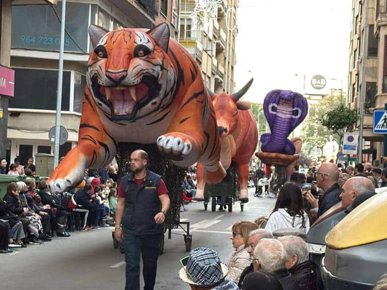 El desfile, que dio comienzo a las 18:00 horas desde la calle Sanahuja, recorrió las principales calles del centro de Castellón.