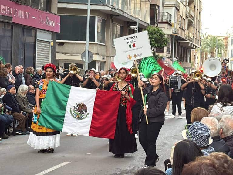 El desfile, que dio comienzo a las 18:00 horas desde la calle Sanahuja, recorrió las principales calles del centro de Castellón.