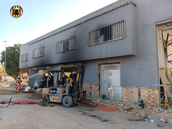 Incendio en nave de Torrent afectada por la DANA: Rescatan a dos personas y un perro Incendio en nave de Torrent afectada por la DANA: Rescatan a dos personas y un perro
