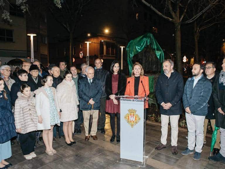 La obra de José Manuel García Cerveró ‘Jere’ ya luce junto al Forn del Pla como reconocimiento a uno de los símbolos de las fiestas de la Magdalena.