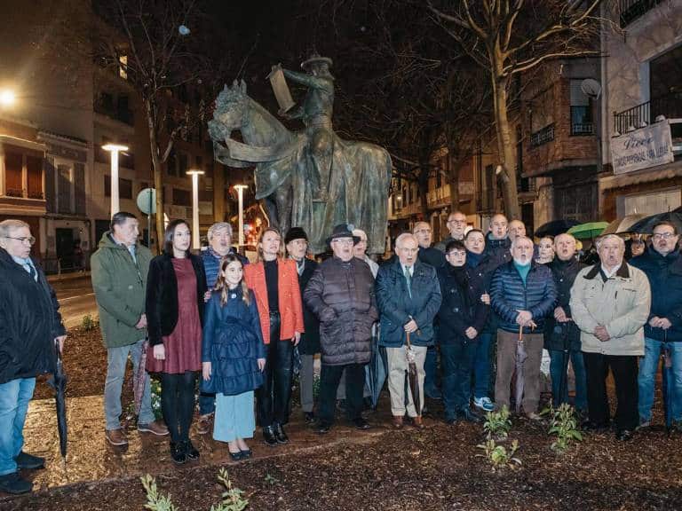 La obra de José Manuel García Cerveró ‘Jere’ ya luce junto al Forn del Pla como reconocimiento a uno de los símbolos de las fiestas de la Magdalena.