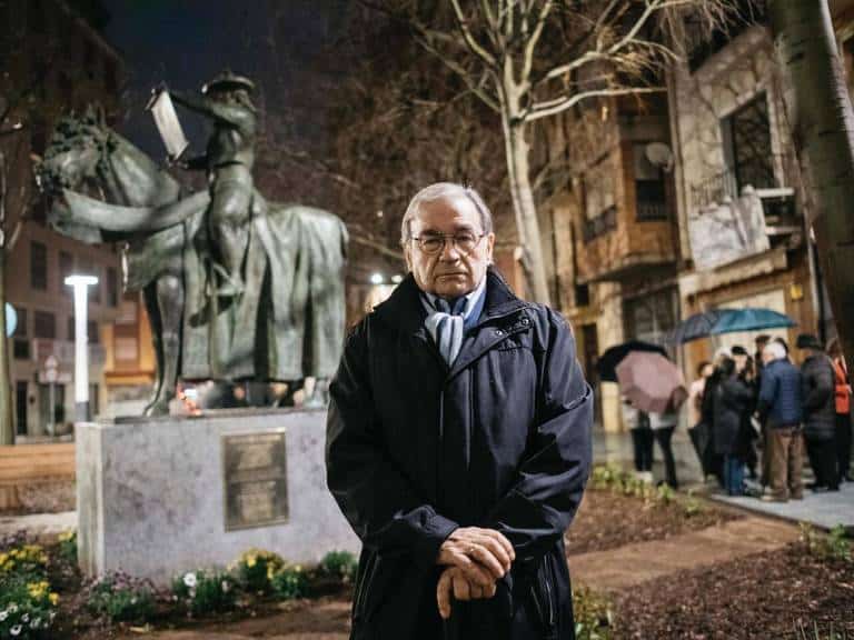 La obra de José Manuel García Cerveró ‘Jere’ ya luce junto al Forn del Pla como reconocimiento a uno de los símbolos de las fiestas de la Magdalena.