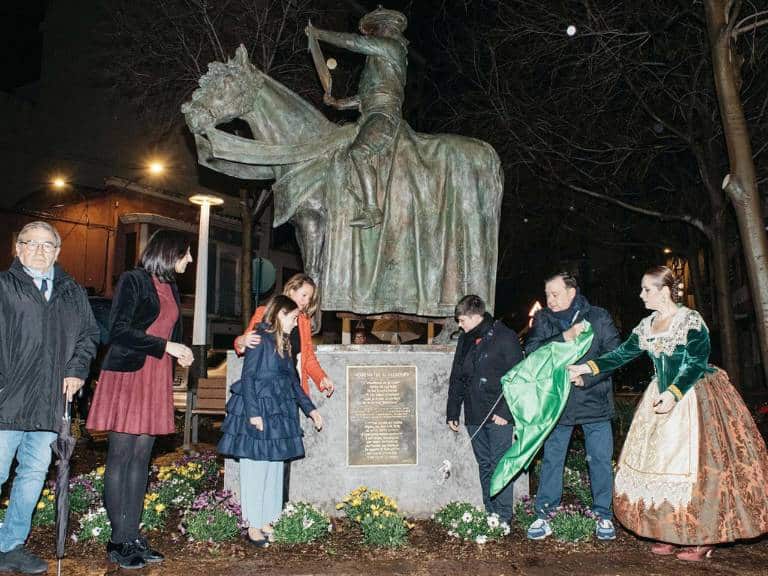La obra de José Manuel García Cerveró ‘Jere’ ya luce junto al Forn del Pla como reconocimiento a uno de los símbolos de las fiestas de la Magdalena.