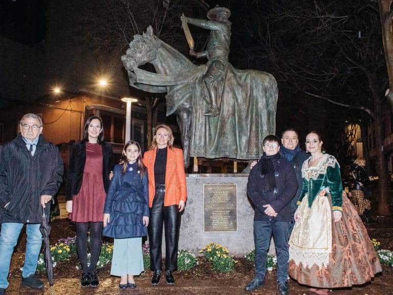 La obra de José Manuel García Cerveró ‘Jere’ ya luce junto al Forn del Pla como reconocimiento a uno de los símbolos de las fiestas de la Magdalena.