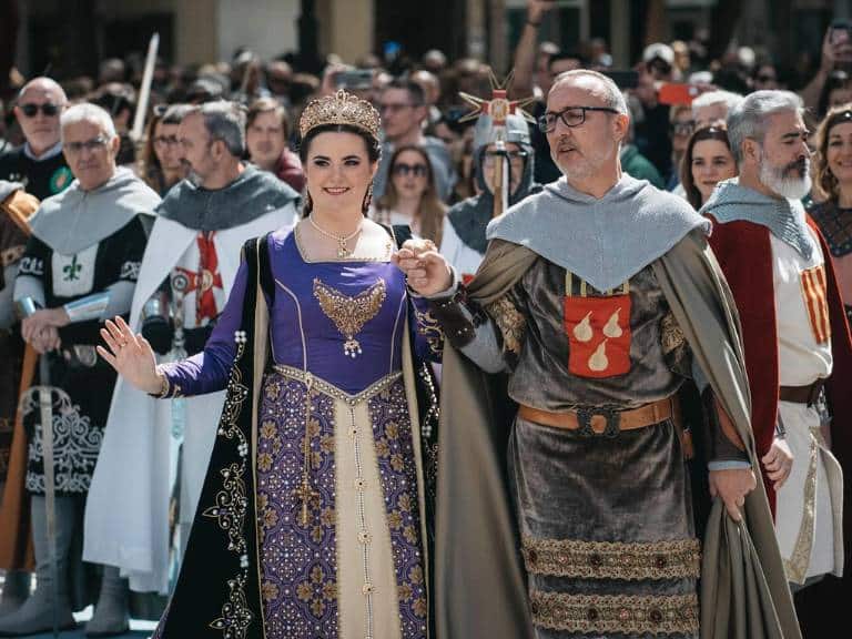 La alcaldesa de Castellón, Begoña Carrasco, participa en la ofrenda que la ciudad rinde al monarca como muestra de gratitud en el primer dia de las fiestas fundacionales