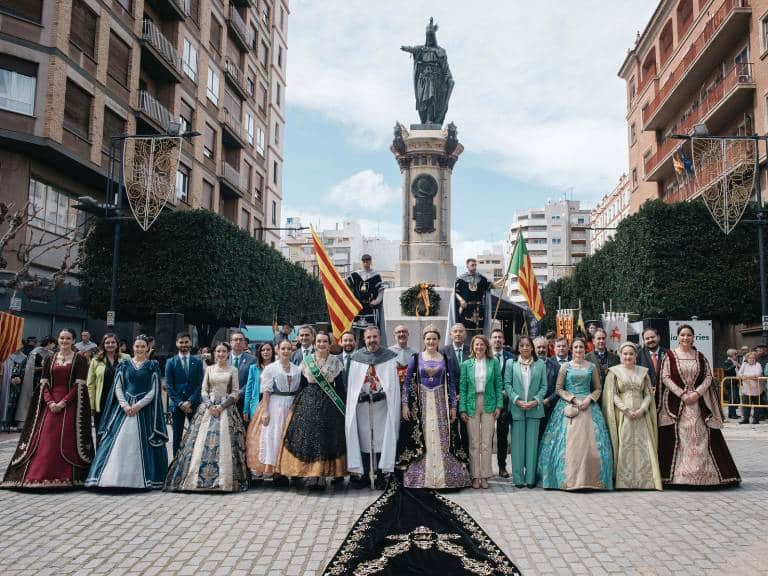 La alcaldesa de Castellón, Begoña Carrasco, participa en la ofrenda que la ciudad rinde al monarca como muestra de gratitud en el primer dia de las fiestas fundacionales