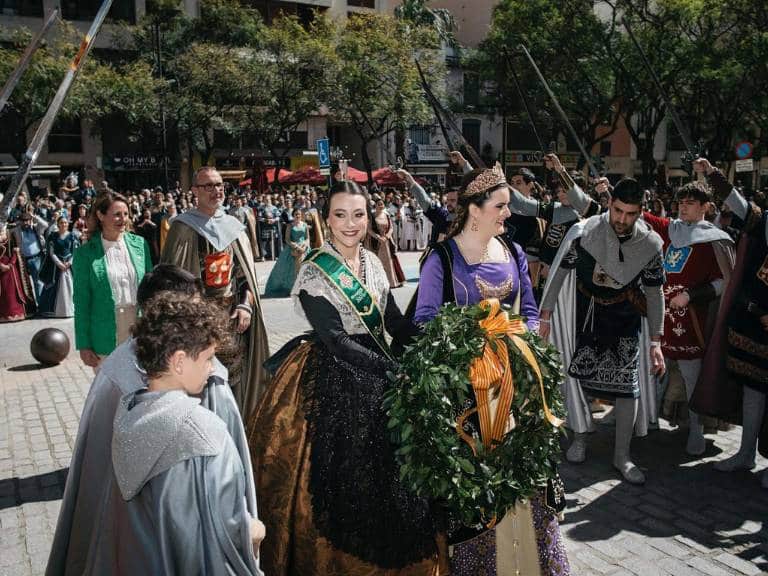 La alcaldesa de Castellón, Begoña Carrasco, participa en la ofrenda que la ciudad rinde al monarca como muestra de gratitud en el primer dia de las fiestas fundacionales