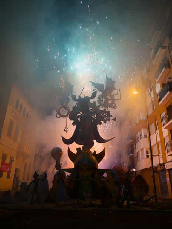 Burriana, entre llamas, cenizas y lágrimas, se despide de sus Fallas con la inevitable “Cremà 2025”.