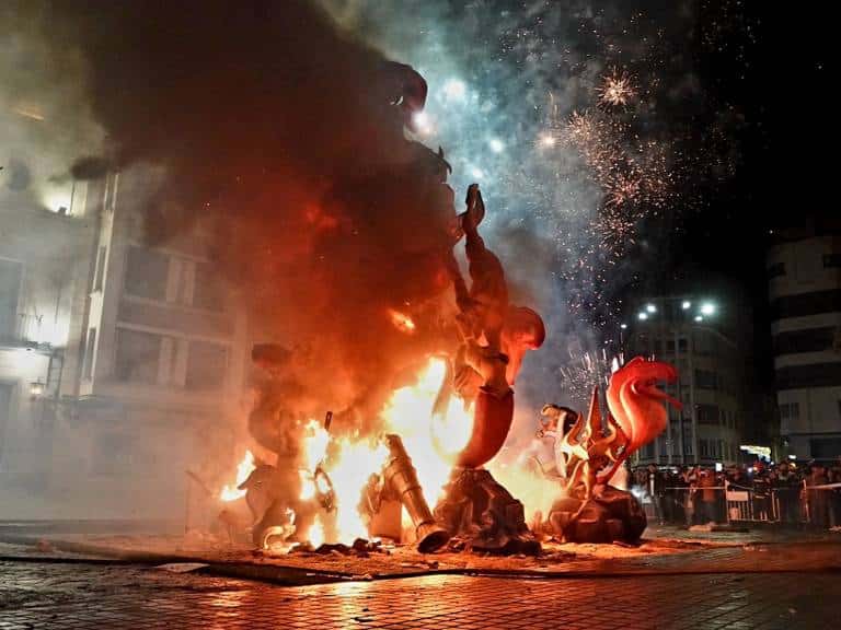 Burriana, entre llamas, cenizas y lágrimas, se despide de sus Fallas con la inevitable “Cremà 2025”.