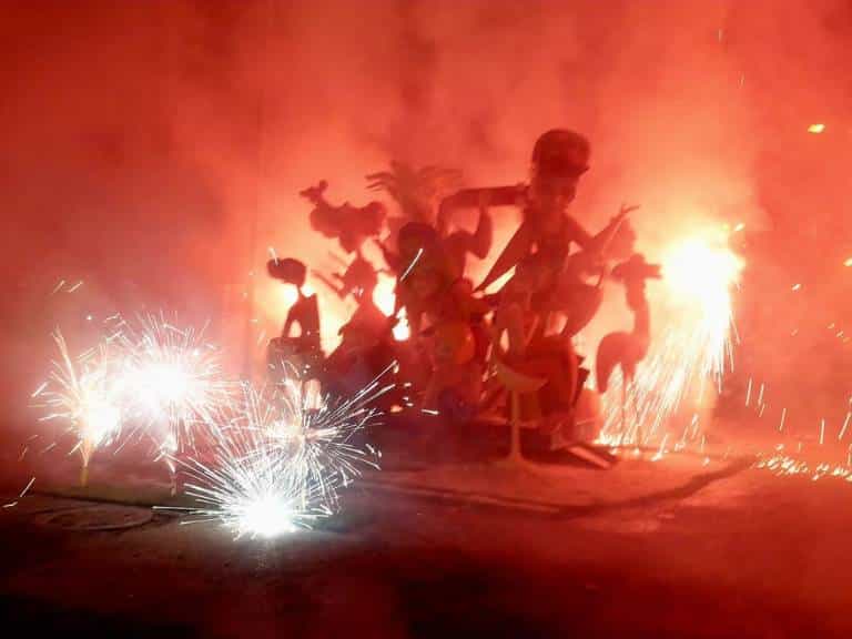 Burriana, entre llamas, cenizas y lágrimas, se despide de sus Fallas con la inevitable “Cremà 2025”.