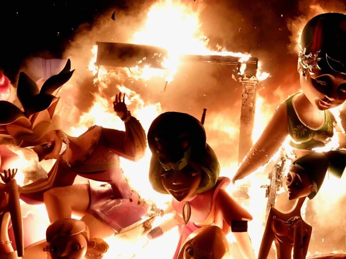 Las Fallas de Burriana arden en la emotiva Cremà 2025