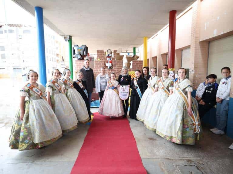 Con la participación de la corporación municipal y los máximos representantes falleros, estudiantes de todas las edades compartieron su entusiasmo por las Fallas.