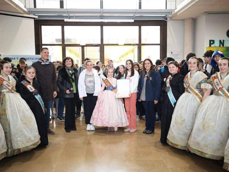 Con la participación de la corporación municipal y los máximos representantes falleros, estudiantes de todas las edades compartieron su entusiasmo por las Fallas.